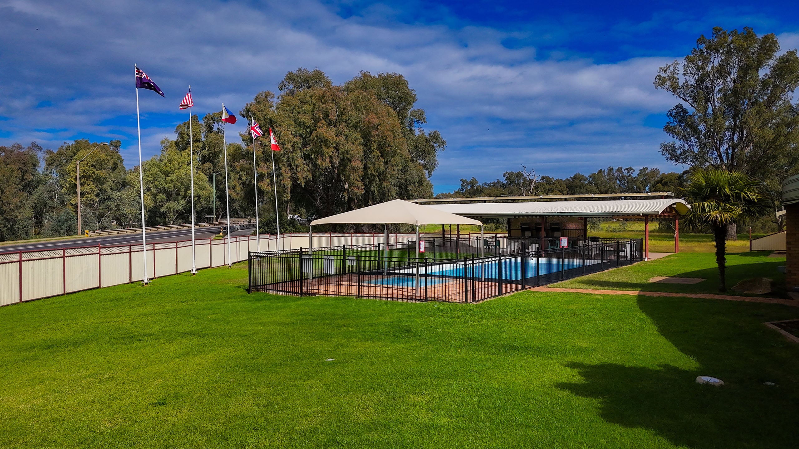 Nandewar Motor Inn's outdoor amenities and grounds.