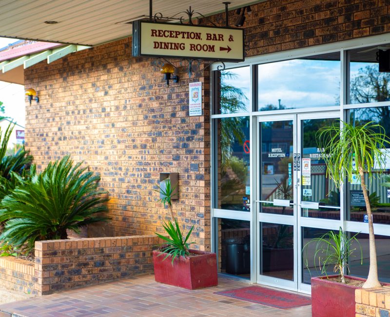 The entrance to Nandewar Motor Inn with a covered drive-through porte-cochère leading to the reception area.